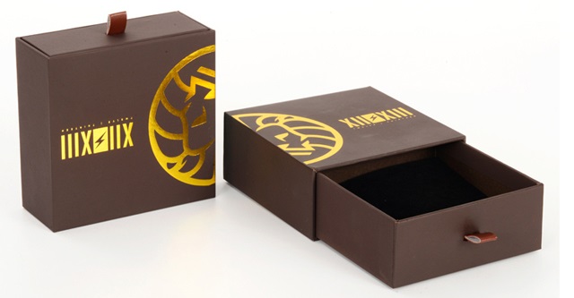 In hộp giấy chất lượng cung cấp nền cho logo được trình bày rõ nét, tinh tế và độc đáo nhất