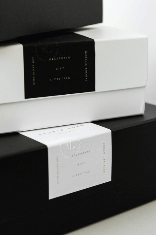 Màu đen trắng của hộp giấy tạo nên vẻ đẹp đơn giản mà sang trọng